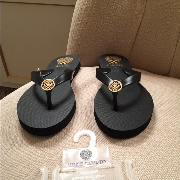 vince camuto flip flops black